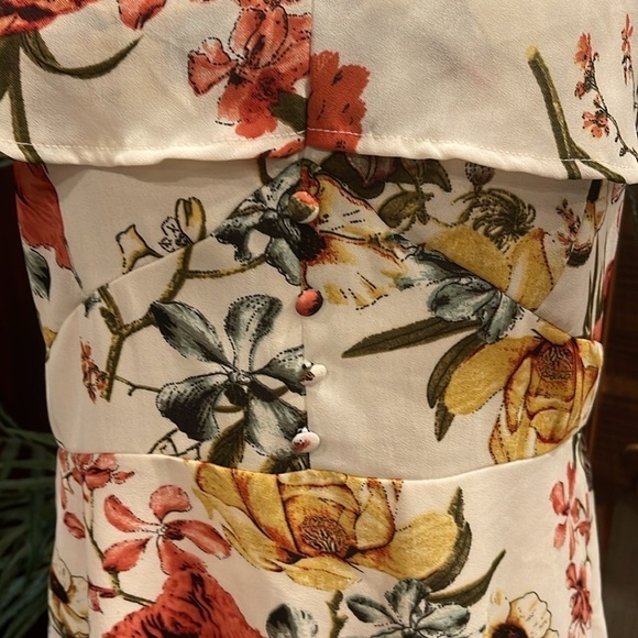 Black Tape L floral print on crème fully lined with side zip V neck dress - Picture 3 of 11